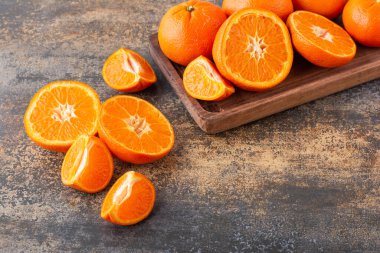 Mutfak masasında taze portakallar, sağlıklı beslenme konsepti.