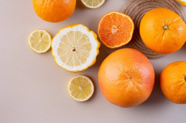 Gri arkaplanda taze narenciye dilimleri.