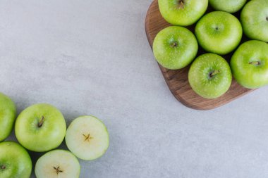 Mutfak masasında taze yeşil elmalar 
