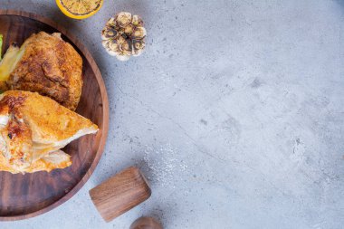 Mutfak masasında leziz ızgara tavuk eti. Yiyecek konsepti