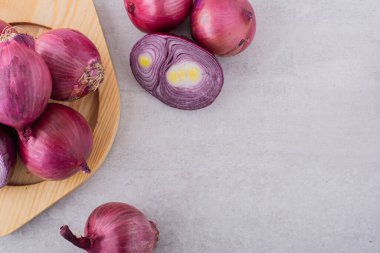 Mutfak masasında olgun organik soğanlar. 