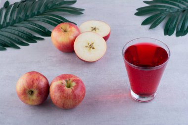 Mutfak masasında taze meyve suyu. Metin için boş alan.