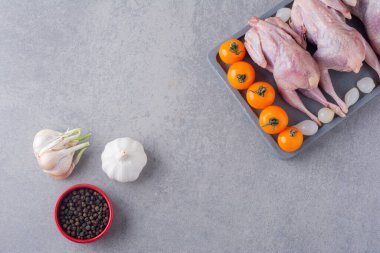 Domates ve baharatlı çiğ tavuk.