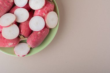 Mutfak masasında taze organik turplar.