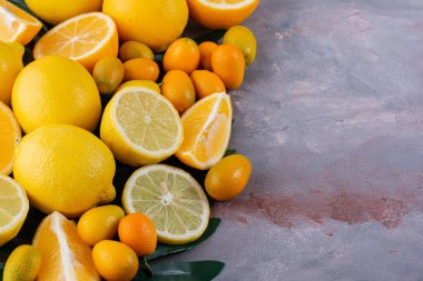 Mutfak masasında taze narenciye meyveleri. Metin için boş alan.