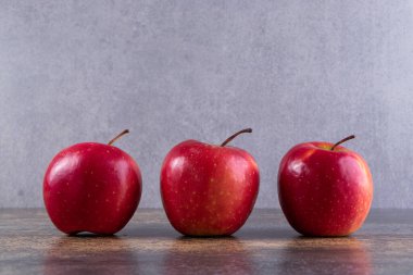 Gri arkaplanda kırmızı elmalar