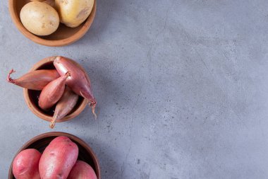 Gri arka planda taze organik sebzeler 