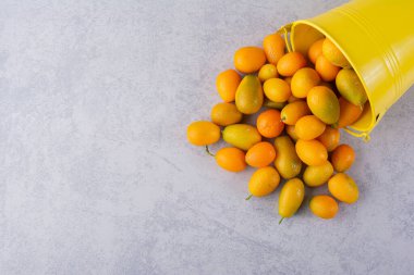 Mutfak masasında taze kumkatlar.