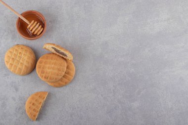 Mutfak masasında ev yapımı kurabiyeler.