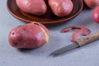 Mutfak masasında çiğ organik patates..