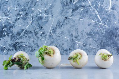 Mutfak masasında taze organik turplar.  