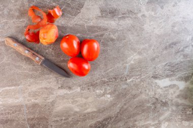 Mutfak masasında taze domatesler. 