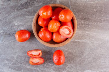 Kiktchen masa arkasında taze domatesler 