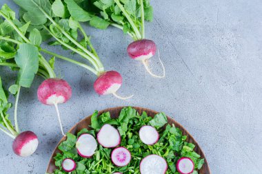 Mutfak masasında taze organik turplar.  