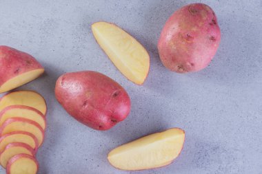 Gri arka planda taze organik patates 