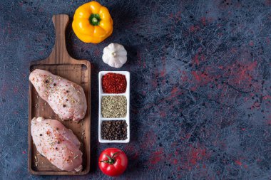 Baharatlı ve sebzeli çiğ tavuk eti.