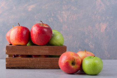 Gri arkaplanda olgun elmalar, yakın görünüm