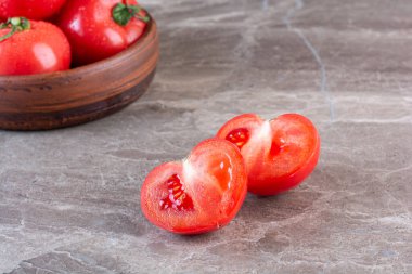 Mutfak masasında taze domatesler. 