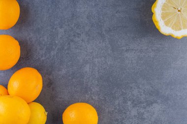 Mutfak masasında taze portakallar, sağlıklı beslenme konsepti.