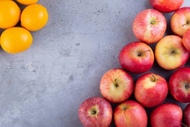 Gri arkaplanda olgun elmalar, yakın görünüm