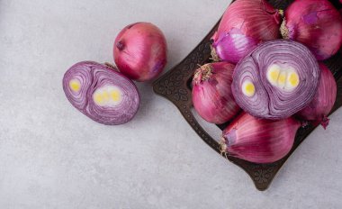 Mutfak masasında kırmızı soğan.