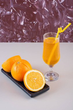 Taze narenciye ve bir bardak meyve suyu. Sağlıklı yeme kavramı 