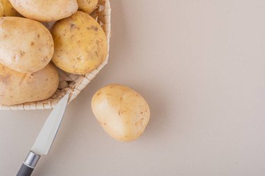 Mutfak masasında çiğ organik patates..