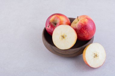 Gri arkaplanda taze olgun elmalar.