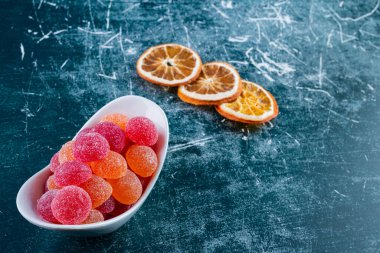 Masada çok renkli jöle şekerlemeleri var.