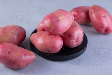 Arka planda taze kırmızı patatesler