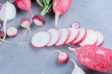 Mutfak masasında taze organik turplar.  