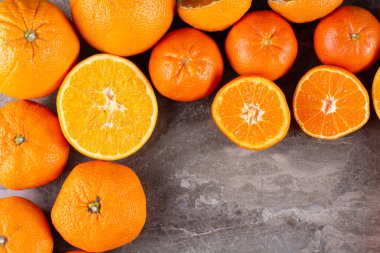 Mutfak masasında taze portakallar, sağlıklı beslenme konsepti.