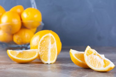 Gri arka planda taze sarı limonlar  