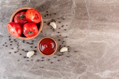 Mutfak masasında taze domatesler. 