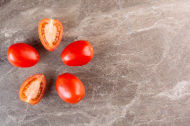 Mutfak masasının arkasında taze domatesler