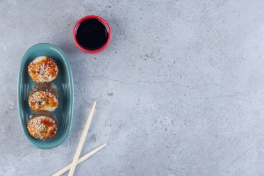 Suşi ruloları. Geleneksel Asya yemekleri konsepti
