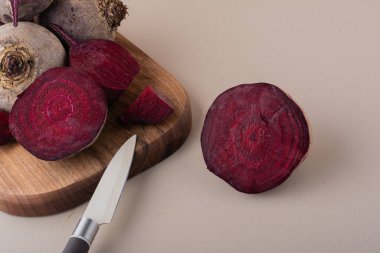 Mutfak masasında taze organik pancar kökleri.