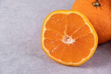 Gri bir arka planda taze taze tangrinler 