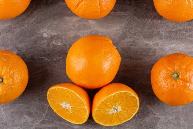 Mutfak masasında taze portakallar. 