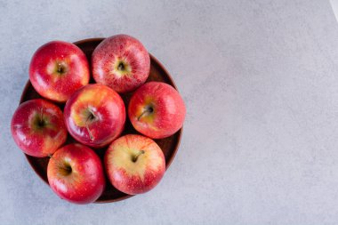 Gri arka planda kırmızı elmalar. en üstteki görünüm. 