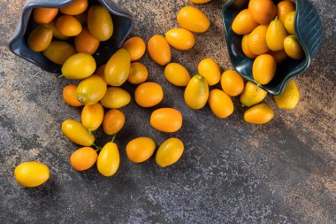 Mutfak masasında taze kumkatlar.