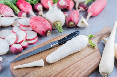 Mutfak masasında taze organik turplar.  