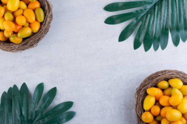 Mutfak masasında taze kumkatlar.