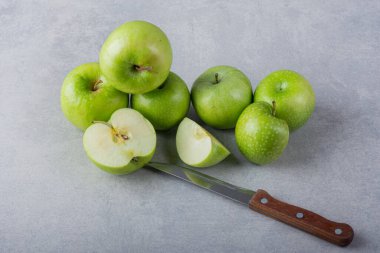 Mutfak masasında taze yeşil elmalar 