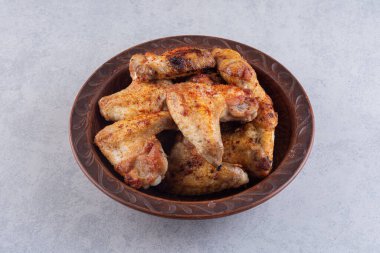 Mutfak masasında leziz ızgara tavuk eti. Yiyecek konsepti