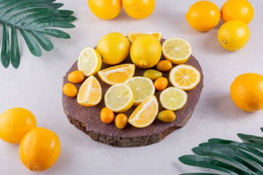 Gri arka planda taze sarı limonlar  