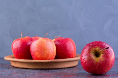 Gri arkaplanda olgun elmalar, yakın görünüm