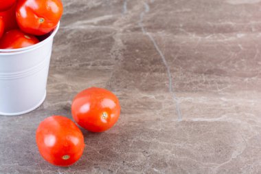 Kiktchen masa arkasında taze domatesler 