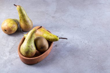 Gri arka planda taze armutlar 