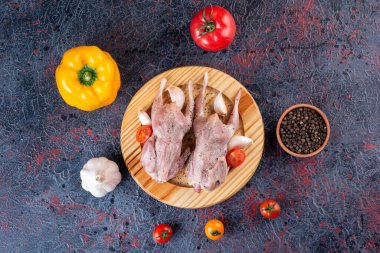 Pişirmek için malzemeli çiğ tavuk eti.